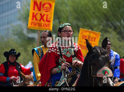 Washington, DC, États-Unis, le 22 avril 2014. TASHINA, natif American girl du Dakota du Sud, rejoint les manifestants lors de la Journée de la Terre mars contre le projet de pipeline Keystone XL à Washington, DC Le mardi. ''La Rejeter et protéger'' protester inclus les Américains autochtones, les agriculteurs, les éleveurs, et d'autres personnes qui vivent le long du tracé proposé. Le Département d'État a déclaré la semaine dernière qu'il allait retarder la décision sur le pipeline pendant plusieurs mois, plus probablement le poussant jusqu'à mi-parcours après la Chambre des représentants et au Sénat des États-Unis d'élections. Crédit : Jay Egelsbach/ZUMAPRESS.com/Alamy Live News Banque D'Images