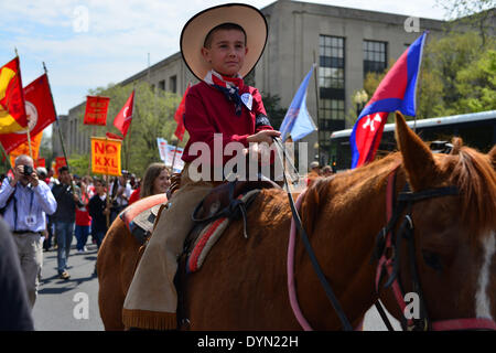 Washington, DC, États-Unis, le 22 avril 2014. MASON MITCHELL, un jeune cow-boy du Nebraska, rejoint les manifestants lors de la Journée de la Terre mars contre le projet de pipeline Keystone XL à Washington, DC Le mardi. ''La Rejeter et protéger'' protester inclus les Américains autochtones, les agriculteurs, les éleveurs, et d'autres personnes qui vivent le long du tracé proposé. Le Département d'État a déclaré la semaine dernière qu'il allait retarder la décision sur le pipeline pendant plusieurs mois, plus probablement le poussant jusqu'à mi-parcours après la Chambre des représentants et au Sénat des États-Unis d'élections. Crédit : Jay Egelsbach/ZUMAPRESS.com/Alamy Live News Banque D'Images