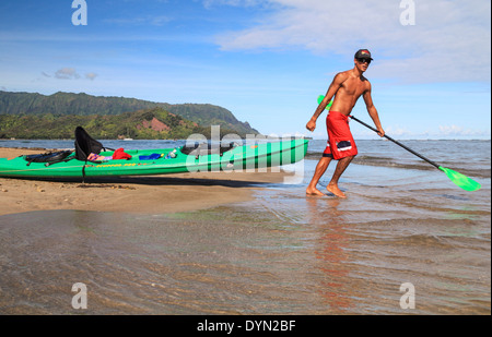 Traîne dans le guide en kayak de rivière par la baie de Hanalei Hanalei Banque D'Images