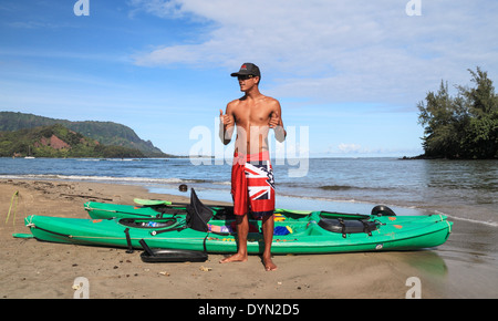 Guide de Kayak kayaks par pointa la rivière Hanalei, où il se jette dans la baie de Hanalei Banque D'Images