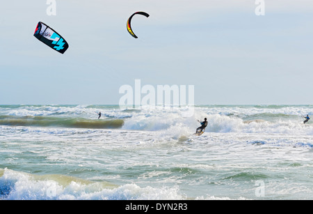 Barcelone, Espagne - Février 8, 2014 : Les gens sont kite-surf le long d'une journée d'hiver de plages de Barcelone le 8 février 2014 Banque D'Images