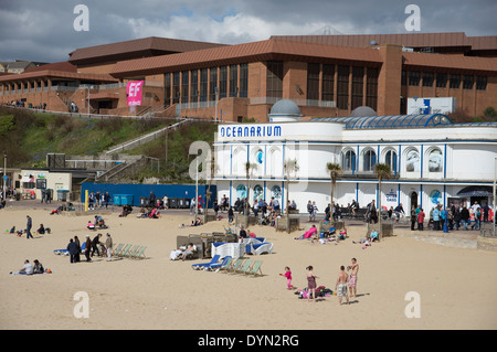 Front de mer de Bournemouth à l'ouest de l'anglais populaire Resort Le complexe BIC et l'Oceanarium building donnant sur la plage Banque D'Images