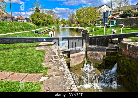 Caen Hill Locks sont un vol des écluses sur le canal Kennet et Avon, entre Rowde Devizes Wiltshire en Angleterre et Banque D'Images