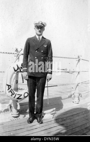 L'USS Arizona (BB-39), un cuirassé de la classe Pennsylvania, est coulé lors de l'attaque de Pearl Harbor le 7 décembre 1941. La photo montre un officier de marine inconnu à bord du navire, qui fait maintenant partie de l'USS Arizona Memorial à Pearl Harbor, Hawaï. Le naufrage de l'Arizona a conduit à l'entrée des États-Unis dans la seconde Guerre mondiale Banque D'Images