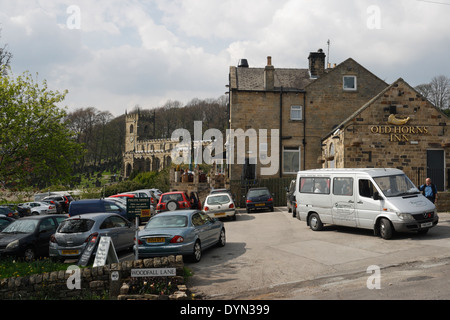 Village de High Bradfield, banlieue de Sheffield, Angleterre, parking de pub animé, parc national de Peak District, Old Horns Inn Banque D'Images