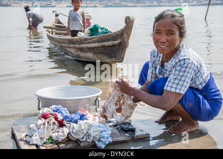 Dame laver ses vêtements La rivière Irrawaddy Myanmar Banque D'Images