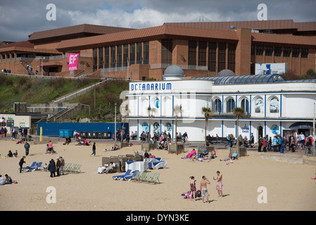 Front de mer de Bournemouth à l'ouest de l'anglais populaire Resort Le complexe BIC et l'Oceanarium building donnant sur la plage Banque D'Images