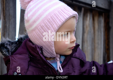 Petite fille en rose profil chapeau avec oreilles Banque D'Images