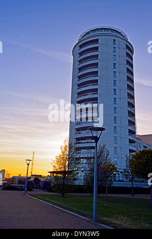 Résidence moderne en face de la rivière Thames Flood Barrier, Silvertown, Londres, Angleterre, Royaume-Uni Banque D'Images