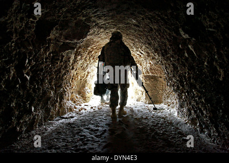 Les soldats de l'Armée US a l'aide d'un détecteur de mines lors d'une mission avec la police nationale afghane pour rechercher les caches d'armes de l'ennemi le 24 juillet 2009 près de Shah Wali Zarat, Khowst province, Afghanistan. Banque D'Images