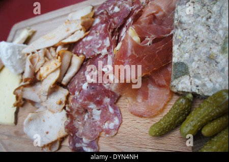 Assiette de charcuterie avec salami, fromage, viande, pâté, de cornichons sur planche à découper en bois Banque D'Images