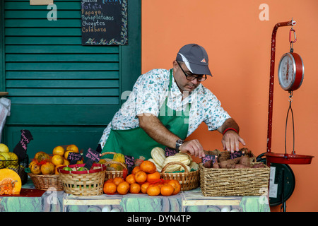 Vendeur au stand de fruits et légumes, marché des producteurs, Museo de San Juan (San Juan Museum), Old San Juan, Puerto Rico Banque D'Images