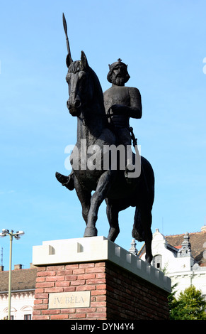 La Hongrie, Szeged, la place Széchenyi roi Béla IV statue équestre Banque D'Images