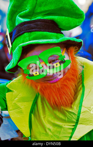 Visage dans la foule, le jour de la Saint Patrick, Trafalgar Square, London, England, UK Banque D'Images