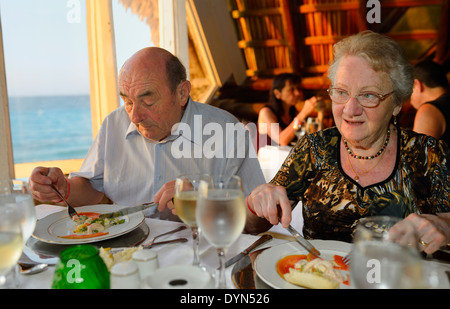 Couple en vacances de dîner dans un restaurant en bord de mer à varadero cuba Banque D'Images