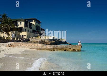 La pêche en famille à partir d'un quai à l'eau de l'océan turquoise de Varadero à Cuba zanadu mansion dupont estate Banque D'Images