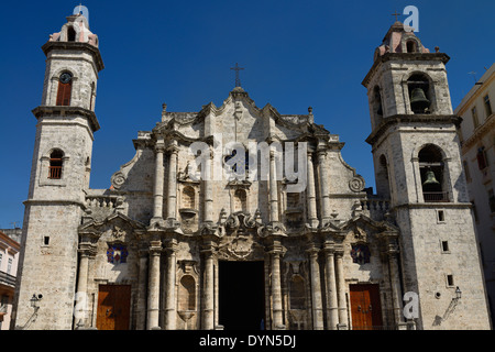 La Havane avant de la Vierge Marie de l'Immaculée Conception cathédrale catholique romaine avec horloge et clochers contre un ciel bleu Cuba Banque D'Images