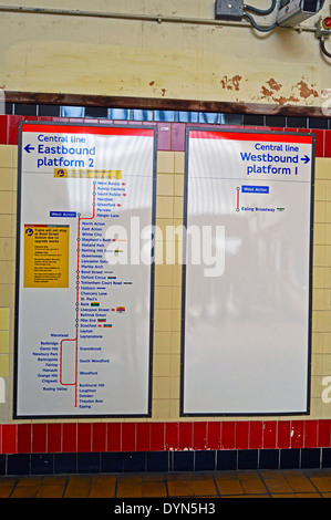 La ligne centrale des panneaux d'information dans l'ouest de la gare d'Acton, London Borough of Ealing, Londres, Angleterre, Royaume-Uni Banque D'Images