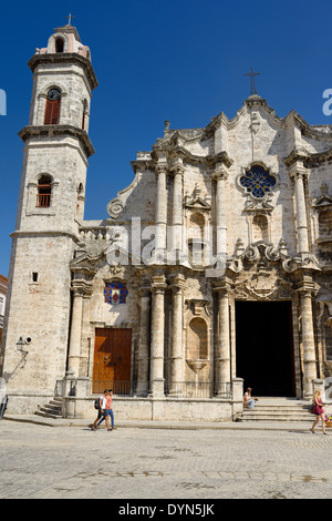 Les touristes dans la vieille Havane Plaza en face de la Cathédrale de La Havane à Cuba de l'horloge Banque D'Images