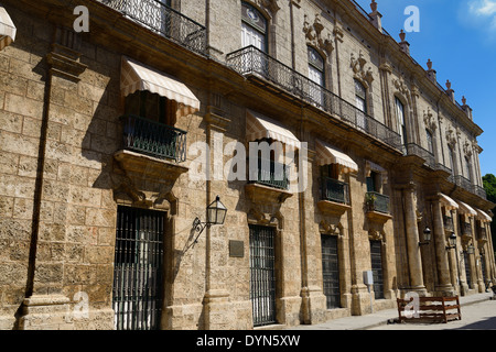 Vue de côté de l'ancien palais des Gouverneurs La Havane Palacio de los Capitanes Generales museum Cuba Banque D'Images