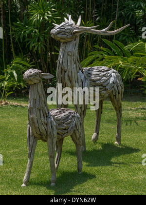 Cerfs rustique délicieux faits de vieux bois faisant un grand ornement de jardin. Banque D'Images