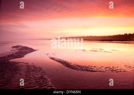 Fiery red coucher de soleil sur le lac Huron, à Singing Sands, parc national de la péninsule Bruce, en Ontario, Canada. Banque D'Images