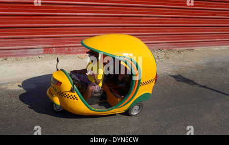 Jaune citron coco moto auto rickshaw taxi tuk tuk dans la vieille Havane Cuba Banque D'Images