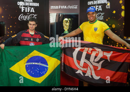 Rio de Janeiro, Brésil. 22 avr, 2014. Les visiteurs posent avec le trophée de la Coupe du Monde FIFA affiché à Rio de Janeiro, Brésil, le 22 avril 2014. Le trophée de la Coupe du Monde de la FIFA sont arrivés à Rio de Janeiro le 21 avril, après 9 mois de tournée de l'exposition mondiale. © Xu Zijian/Xinhua/Alamy Live News Banque D'Images