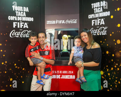 Rio de Janeiro, Brésil. 22 avr, 2014. Les visiteurs posent avec le trophée de la Coupe du Monde FIFA affiché à Rio de Janeiro, Brésil, le 22 avril 2014. Le trophée de la Coupe du Monde de la FIFA sont arrivés à Rio de Janeiro le 21 avril, après 9 mois de tournée de l'exposition mondiale. © Xu Zijian/Xinhua/Alamy Live News Banque D'Images