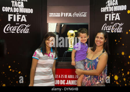 Rio de Janeiro, Brésil. 22 avr, 2014. Les visiteurs posent avec le trophée de la Coupe du Monde FIFA affiché à Rio de Janeiro, Brésil, le 22 avril 2014. Le trophée de la Coupe du Monde de la FIFA sont arrivés à Rio de Janeiro le 21 avril, après 9 mois de tournée de l'exposition mondiale. © Xu Zijian/Xinhua/Alamy Live News Banque D'Images