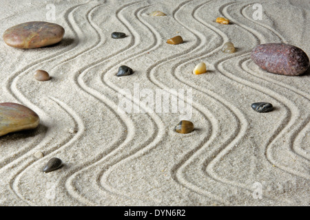 Jardin zen avec des pierres et du sable. Banque D'Images