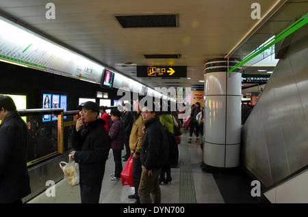 La Place du peuple de Shanghai gare métro bondé d'attendre les usagers de la plate-forme Banque D'Images