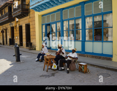 Les trois musiciens jouant de la rue cubaine dans la vieille Havane Cuba près du musée du palais des gouverneurs Banque D'Images