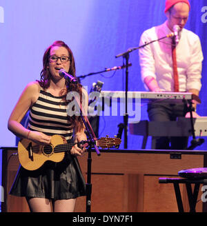 Toronto, Canada. 22 avril 2014. American indie-pop singer Ingrid Michaelson effectue pour une exposition à la Danforth Music Hall. Credit : EXImages/Alamy Live News Banque D'Images