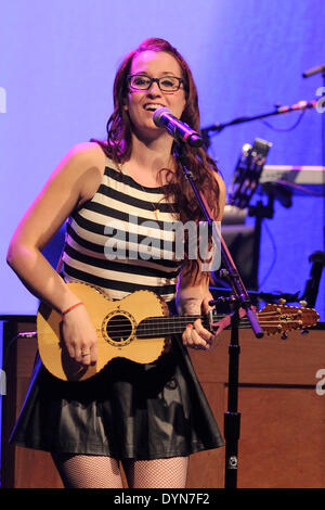 Toronto, Canada. 22 avril 2014. American indie-pop singer Ingrid Michaelson effectue pour une exposition à la Danforth Music Hall. Credit : EXImages/Alamy Live News Banque D'Images