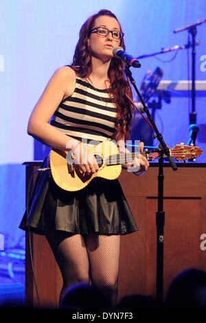 Toronto, Canada. 22 avril 2014. American indie-pop singer Ingrid Michaelson effectue pour une exposition à la Danforth Music Hall. Credit : EXImages/Alamy Live News Banque D'Images