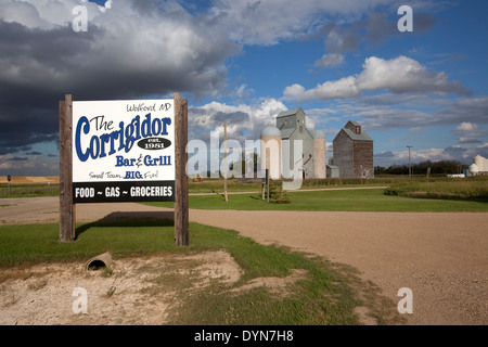 La signalisation routière pour le Corrigidor Bar and Grill à Wolford, Dakota du Nord Banque D'Images