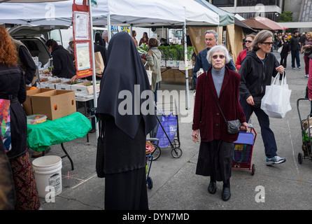 Les résidents locaux et les touristes à pied à travers l'hebdomadaire Farmers' Market au traversier à San Francisco, Californie. Banque D'Images