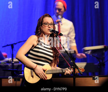 Toronto, Canada. 22 avril 2014. American indie-pop singer Ingrid Michaelson effectue pour une exposition à la Danforth Music Hall. Credit : EXImages/Alamy Live News Banque D'Images