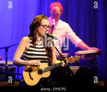 Toronto, Canada. 22 avril 2014. American indie-pop singer Ingrid Michaelson effectue pour une exposition à la Danforth Music Hall. Credit : EXImages/Alamy Live News Banque D'Images