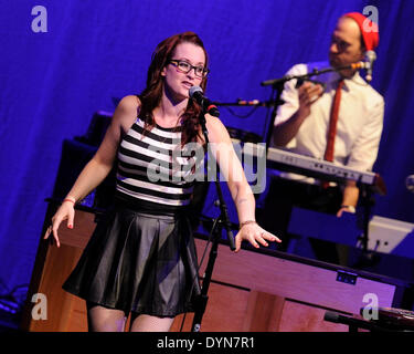 Toronto, Canada. 22 avril 2014. American indie-pop singer Ingrid Michaelson effectue pour une exposition à la Danforth Music Hall. Credit : EXImages/Alamy Live News Banque D'Images