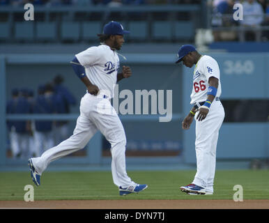 Los Angeles, Californie, États-Unis d'Amérique, USA. 22 avr, 2014. LOS ANGELES, CA - le 22 avril : Yasiel Puig # 66 de les Dodgers de Los Angeles pendant le match contre les Phillies de Philadelphie au Dodger Stadium le 22 avril 2014 à Los Angeles, Californie. ARMANDO Armando Arorizo ARORIZO : Crédit/Pi/Prensa Internacional/ZUMAPRESS.com/Alamy Live News Banque D'Images