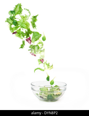 Mélange de légumes frais tomber dans un bol de salade