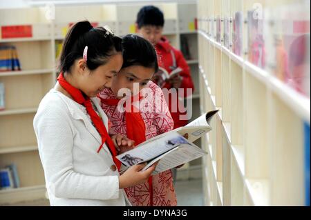 Zhengzhou, Chine, province de Henan. Apr 23, 2014. Les élèves de l'école élémentaire Yong'anjie lire des livres dans la bibliothèque provinciale du Henan à Zhengzhou, capitale de la province du Henan en Chine centrale, le 23 avril 2014. L'occasion de la Journée mondiale du livre est commémoré le 23 avril, visant à promouvoir la lecture, et de stimuler l'industrie éditoriale et la protection de la propriété intellectuelle par le droit d'auteur. © Li Un/Xinhua/Alamy Live News Banque D'Images