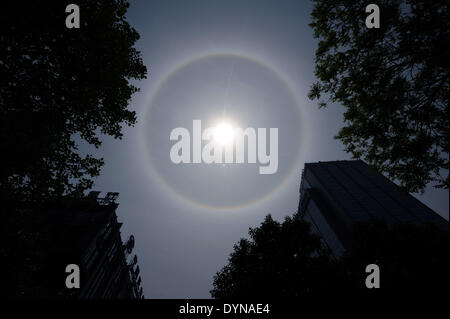 Nanjing, Jiangsu Province de la Chine. Apr 23, 2014. Un halo solaire se produit dans le ciel, à Nanjing, capitale de la province de Jiangsu, Chine orientale, le 23 avril 2014. Credit : Soleil peut/Xinhua/Alamy Live News Banque D'Images