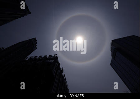 Nanjing, Jiangsu Province de la Chine. Apr 23, 2014. Un halo solaire se produit dans le ciel, à Nanjing, capitale de la province de Jiangsu, Chine orientale, le 23 avril 2014. Credit : Soleil peut/Xinhua/Alamy Live News Banque D'Images