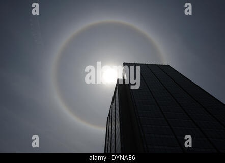 Nanjing, Jiangsu Province de la Chine. Apr 23, 2014. Un halo solaire se produit dans le ciel, à Nanjing, capitale de la province de Jiangsu, Chine orientale, le 23 avril 2014. Credit : Soleil peut/Xinhua/Alamy Live News Banque D'Images