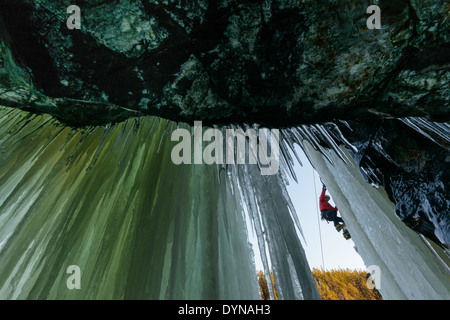 D'alpiniste qui monte à icicle de haches Banque D'Images