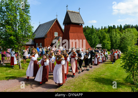 Les gens célébrant Midsummer Festival, Evertsberg, dalarna, Suède Banque D'Images