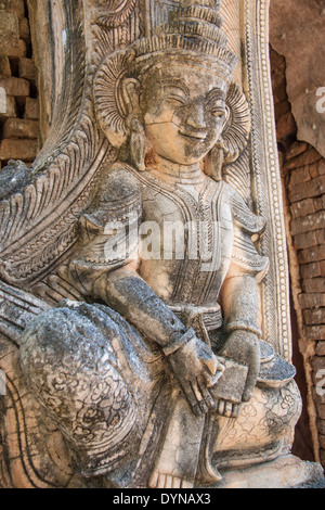 Ancienne statue bouddhiste Lac Inle (Birmanie Banque D'Images